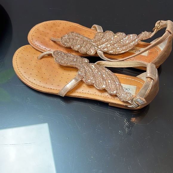 Adorable angel wings gold use maybe a few times - Picture 5 of 6